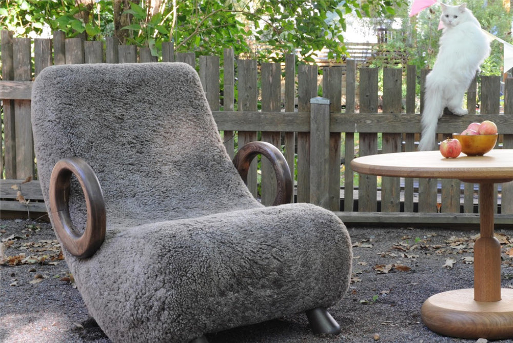 Bornholm fåtölj med fårskinn - Props Möbler