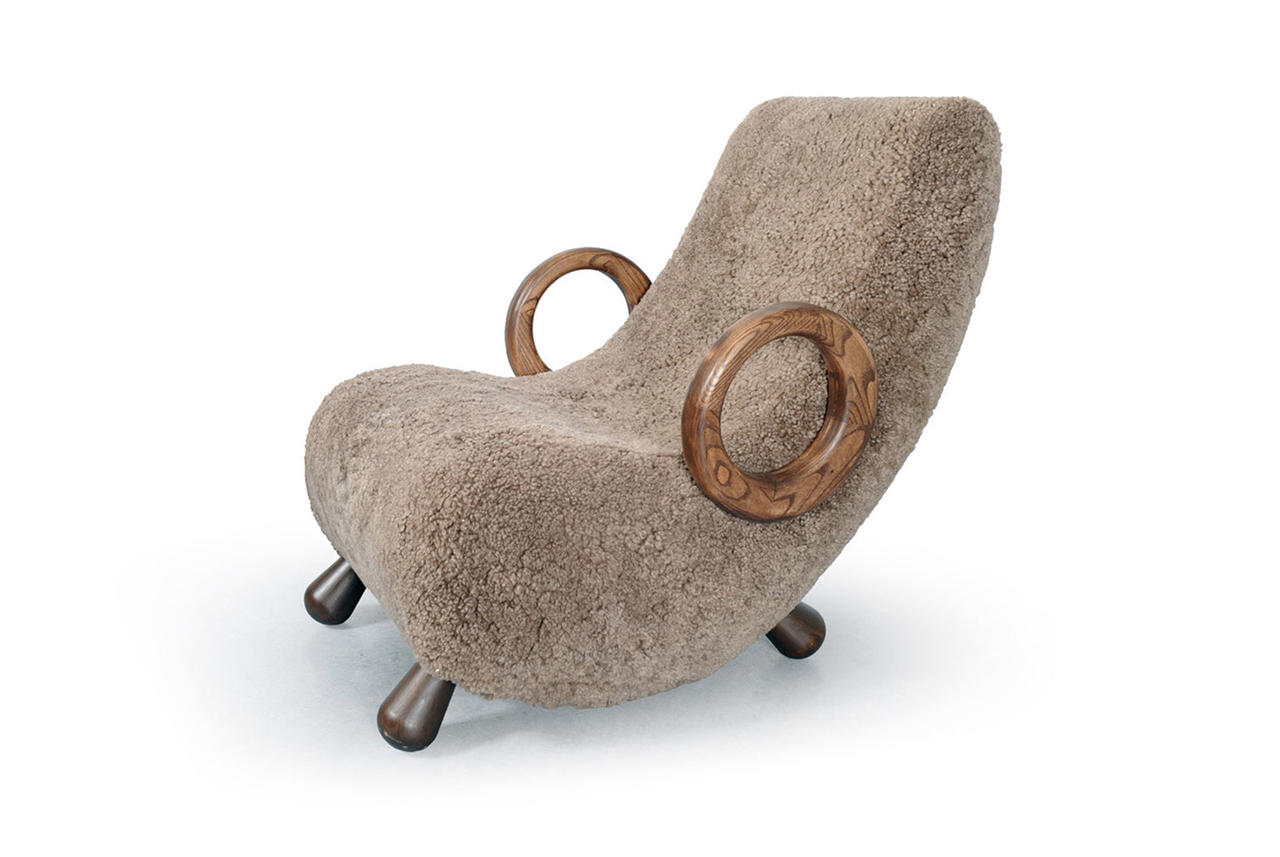 Bornholm fåtölj med fårskinn