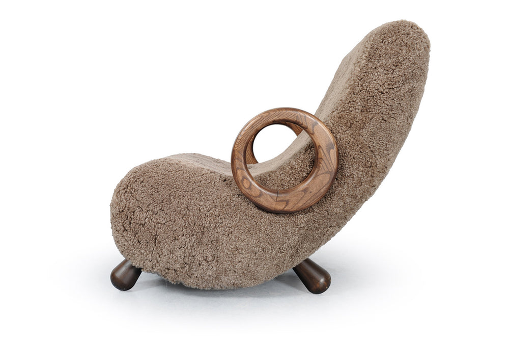 Bornholm fåtölj med fårskinn