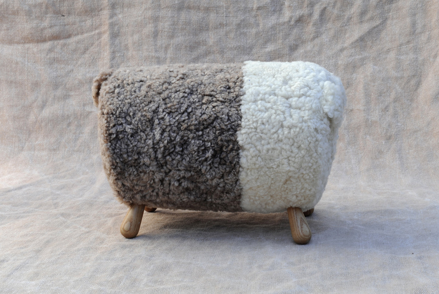 Bornholm fotpall i fårskinn