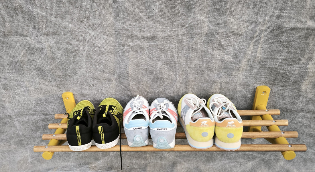 4 smarta sätt att organisera dina skor i en skohylla i trä