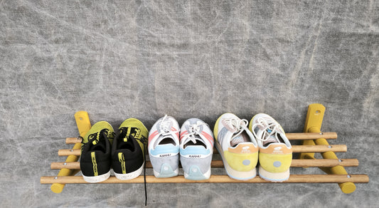 4 smarta sätt att organisera dina skor i en skohylla i trä