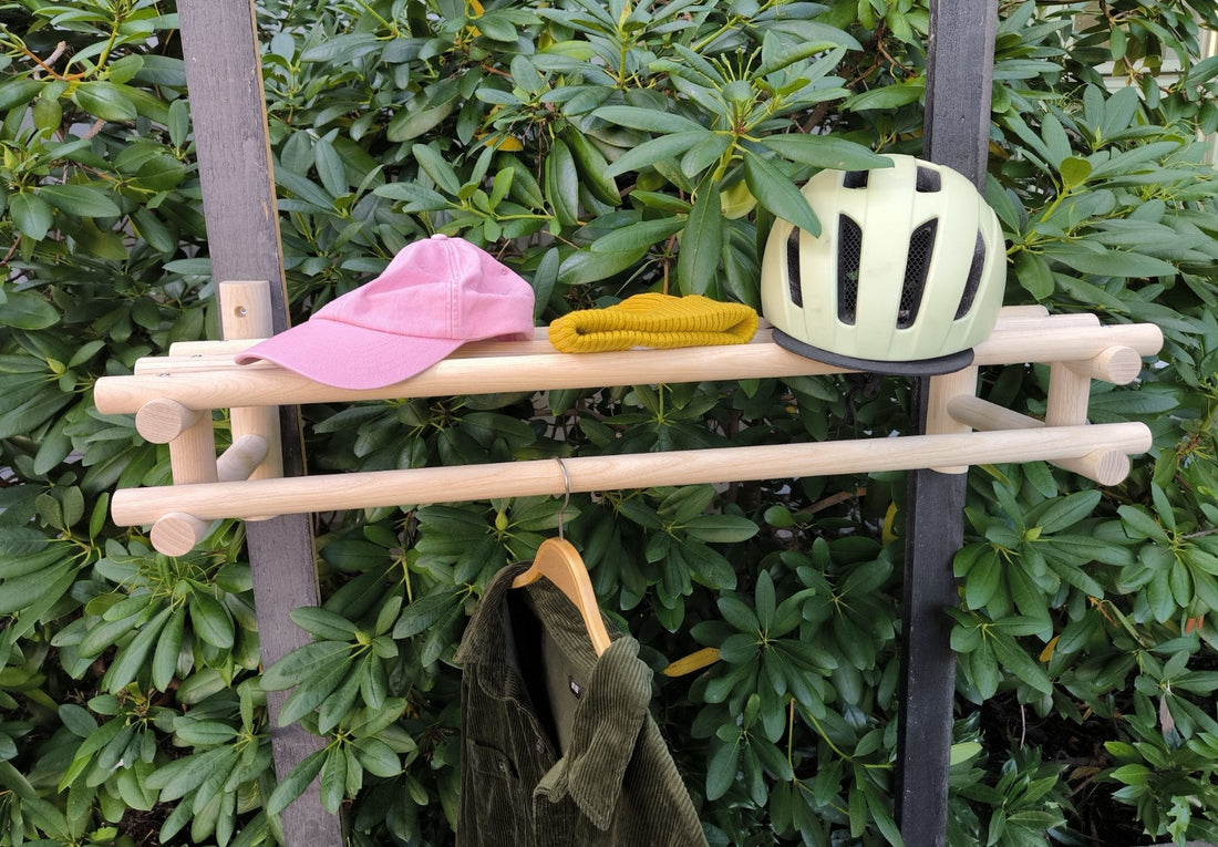 Hatthyllans historia: från 1800-talets hallmöbel till dagens hatthylla i trä